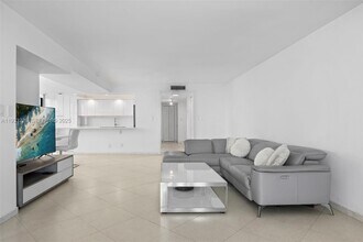 4301 Collins Ave in Miami, FL - Foto de edificio - Building Photo