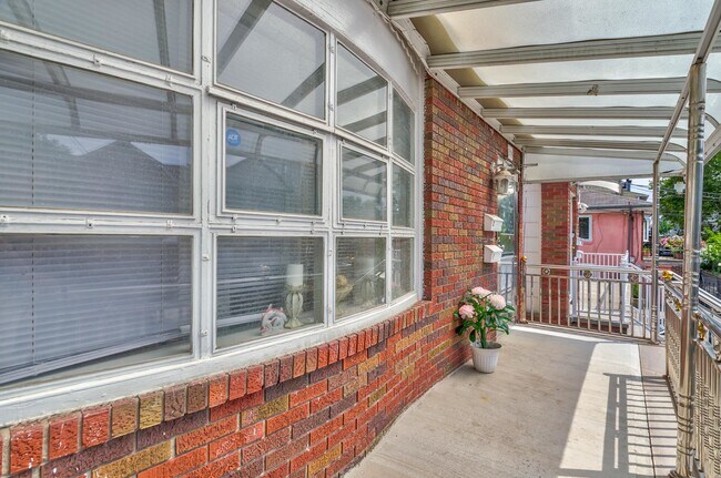 310 Cator Ave in Jersey City, NJ - Foto de edificio - Building Photo