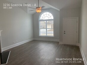 3236 Gordon Dr in Greenville, NC - Foto de edificio - Building Photo
