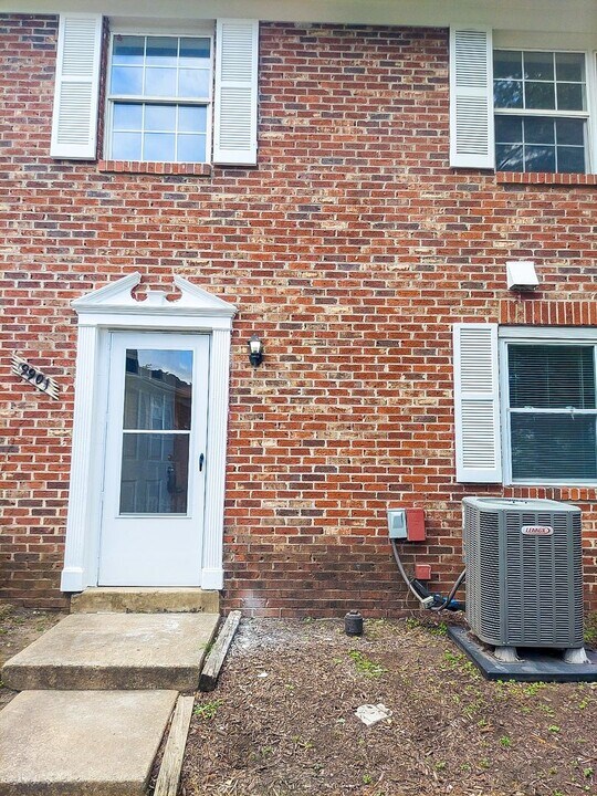 9901 Hagel Cir in Lorton, VA - Building Photo