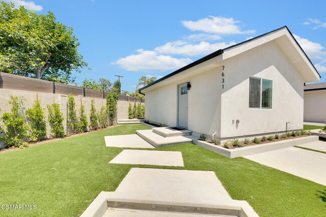 7633 Yarmouth Ave in Los Angeles, CA - Building Photo - Building Photo