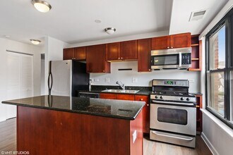 2545 W Catalpa Ave, Unit 2C in Chicago, IL - Building Photo - Building Photo
