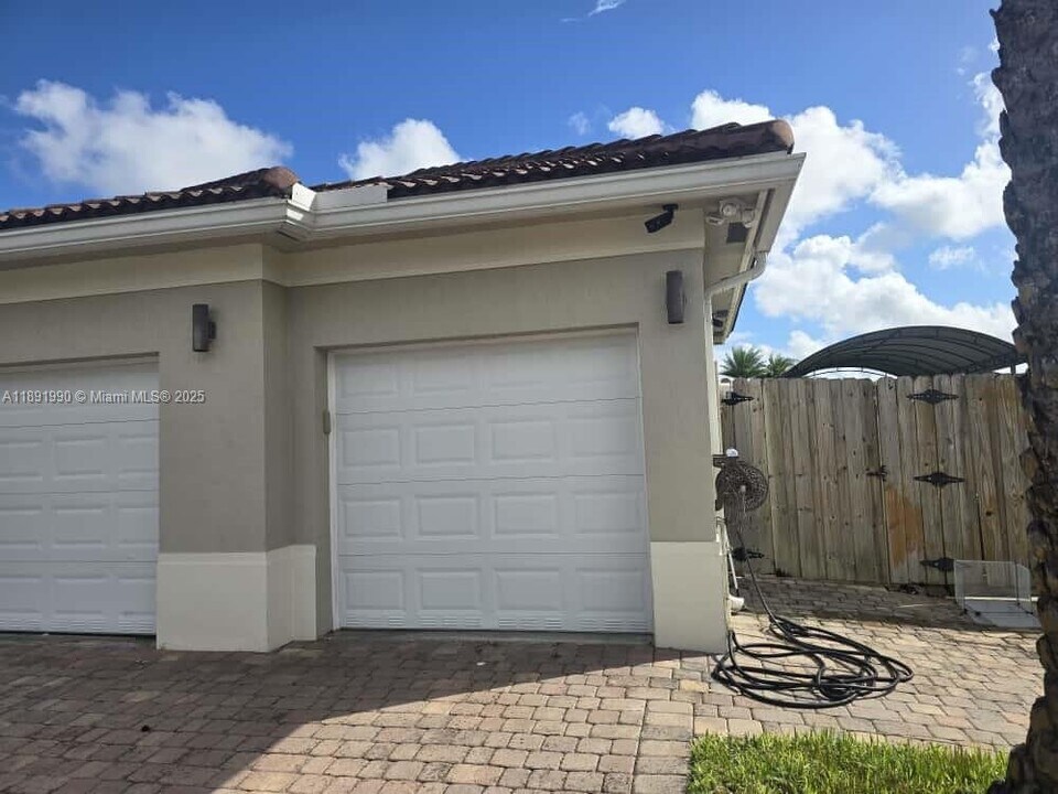 12944 SW 222nd St in Goulds, FL - Building Photo