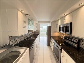 1901 Brickell Ave, Unit B1508 in Miami, FL - Foto de edificio - Building Photo