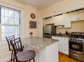 1370 Beacon St, Unit 504 in Brookline, MA - Foto de edificio - Building Photo