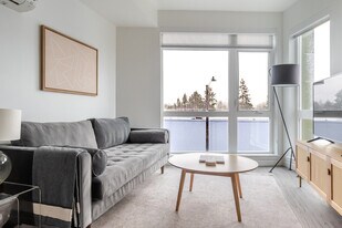 17645 NE 69th Ct in Redmond, WA - Building Photo