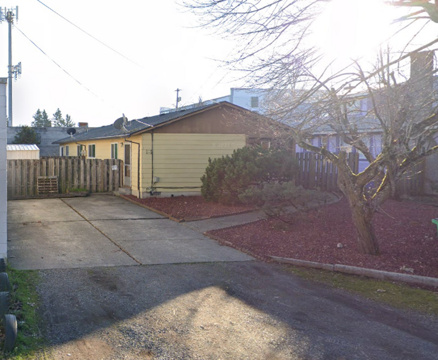 6116-6118-6118 NE Hassalo St in Portland, OR - Building Photo