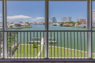 250 Park Shore Dr in Naples, FL - Building Photo