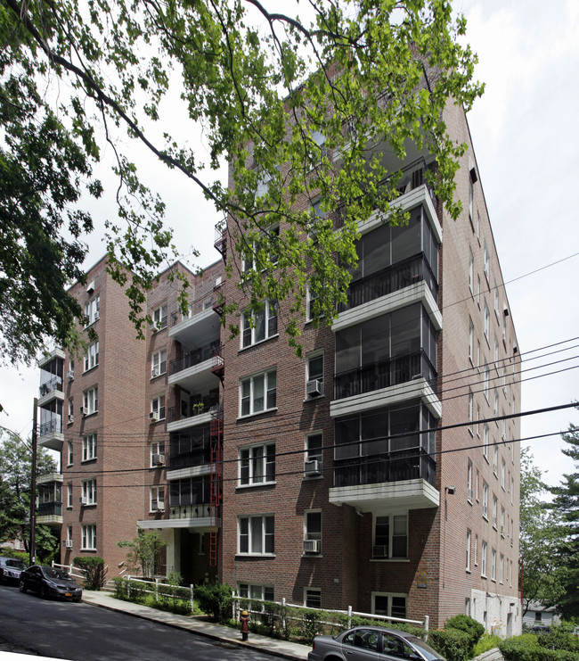 Fire House in Yonkers, NY - Foto de edificio - Building Photo