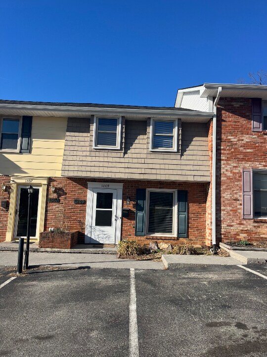 1809 Sussex Rd in Blacksburg, VA - Building Photo