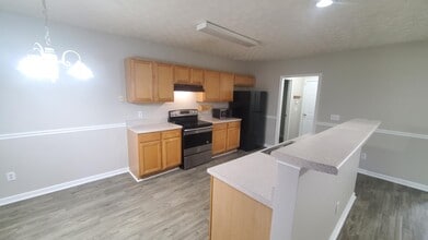 351 Parkview Manor Dr in Tucker, GA - Building Photo - Building Photo