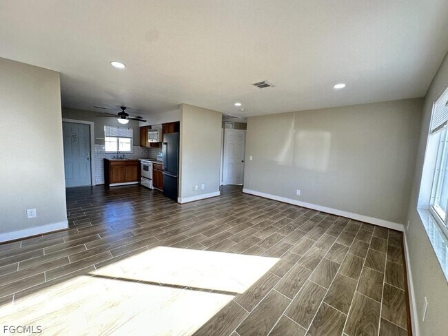 127 Gordon Ave S in Lehigh Acres, FL - Building Photo - Building Photo