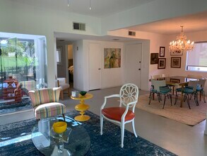 686 N Palomar Cir in Palm Springs, CA - Building Photo - Building Photo