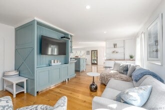 19000 Main Rd in Mattituck, NY - Building Photo - Building Photo