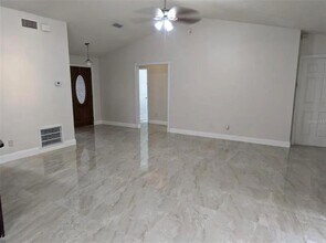1065 Brielle Ct in Oviedo, FL - Foto de edificio - Building Photo
