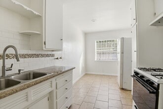 1112 W 92nd St in Los Angeles, CA - Building Photo - Building Photo