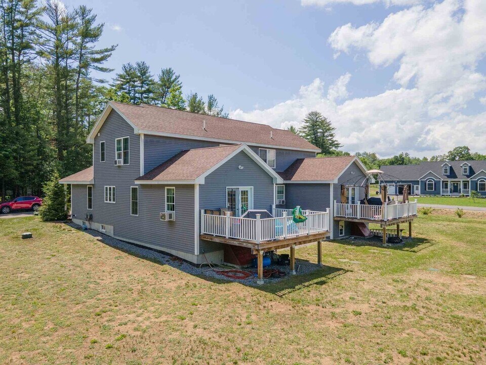 7208 School St in Loudon, NH - Building Photo