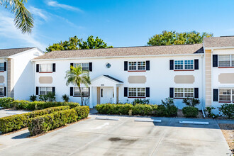 Myerlee Square in Ft. Myers, FL - Building Photo - Building Photo