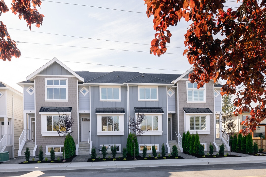 10480 Resthaven Dr in Sidney, BC - Building Photo