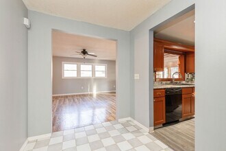 1041 68th St in Windsor Heights, IA - Building Photo - Building Photo