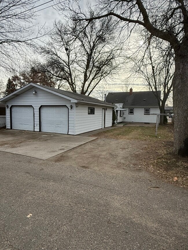 2021 Veterans Dr in St. Cloud, MN - Building Photo - Building Photo