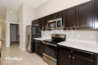 843 SW Andrew Rd in Port St. Lucie, FL - Foto de edificio - Building Photo