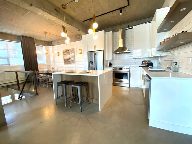 10355-10105 105 St NW in Edmonton, AB - Building Photo - Building Photo
