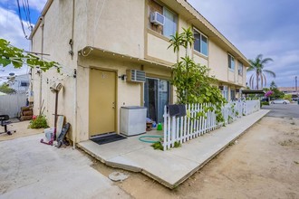 640 N Hickory St in Escondido, CA - Foto de edificio - Building Photo