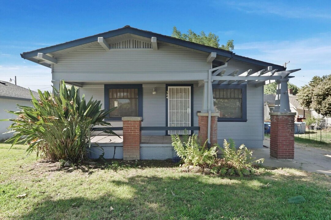 504 E Walnut St in Lodi, CA - Building Photo