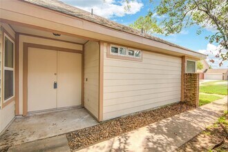 5006 Westfield Village Dr in Katy, TX - Foto de edificio - Building Photo