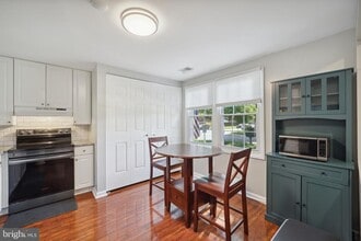 5300 Larochelle Ct in Alexandria, VA - Foto de edificio - Building Photo
