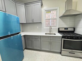 250 E 207th St in Bronx, NY - Building Photo
