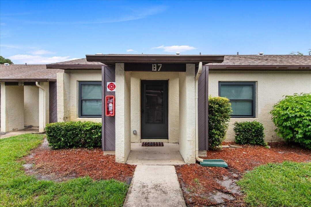 6006 Indrio Rd in Fort Pierce, FL - Building Photo
