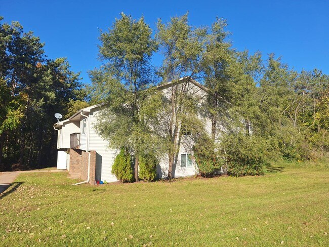 1215 W Beckert Rd, Unit Apartment #6 in New London, WI - Building Photo - Building Photo
