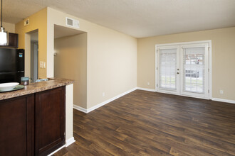 Fern Parc in Huntsville, AL - Building Photo - Interior Photo