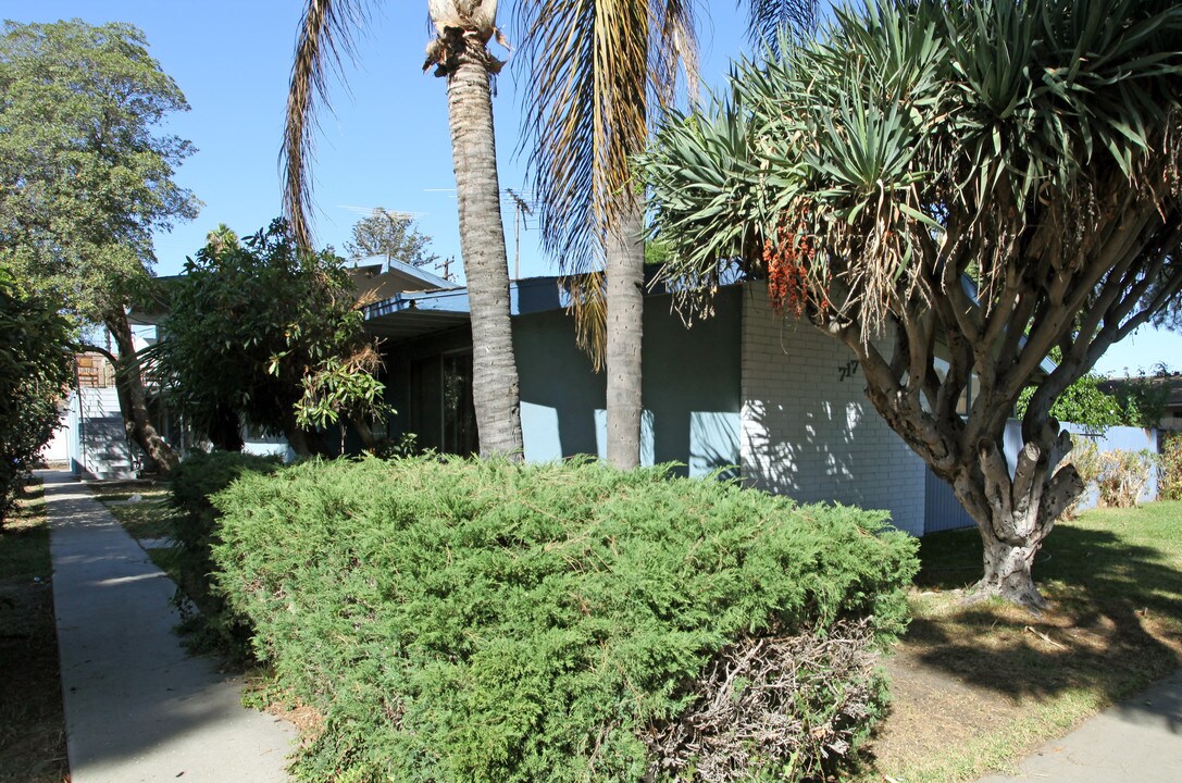 717 W Provential Dr in Anaheim, CA - Building Photo
