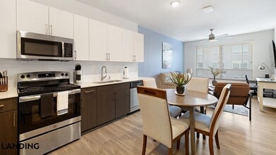 1001 S Center St in Arlington, TX - Foto de edificio - Building Photo