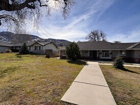 27760 Hialeah Dr in Tehachapi, CA - Building Photo