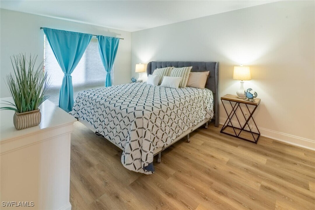 96 Glades Blvd in Naples, FL - Building Photo