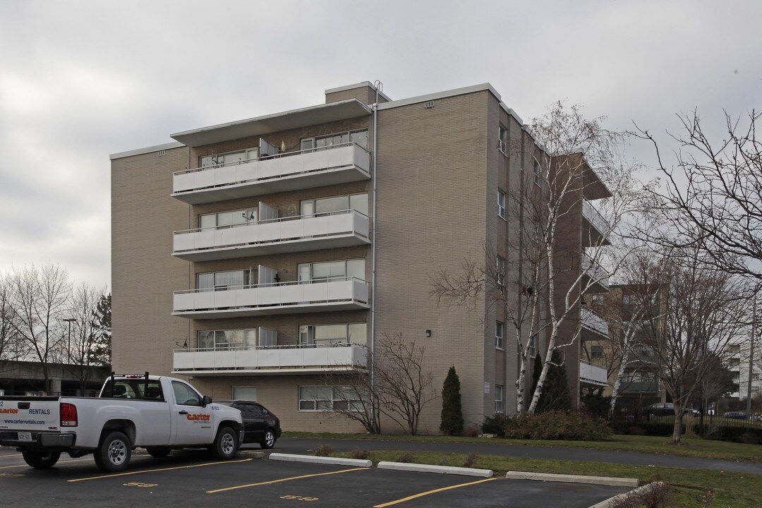 3112 Jaguar Valley Dr in Mississauga, ON - Building Photo