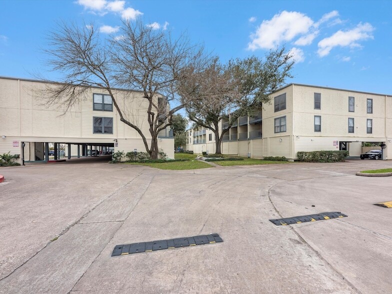 4001 E NASA Pkwy, Unit 217 in El Lago, TX - Building Photo