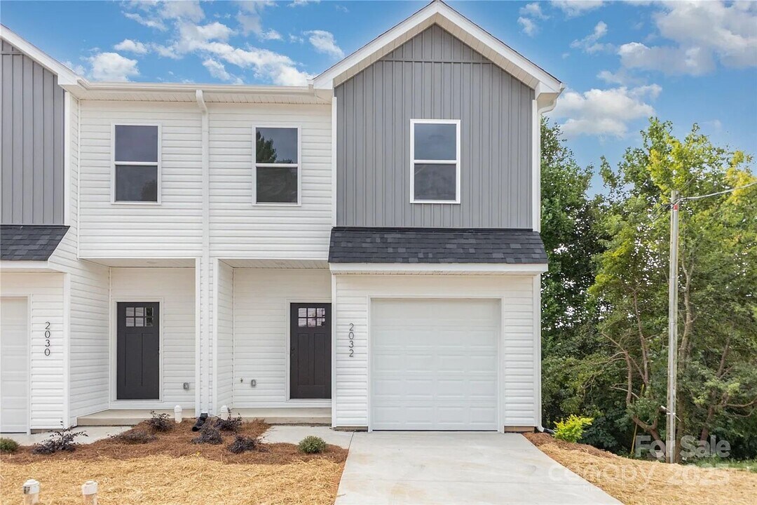 2032 1st St SW in Hickory, NC - Building Photo