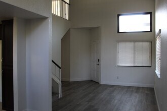 8112 Willowglen Dr in Bakersfield, CA - Building Photo - Building Photo