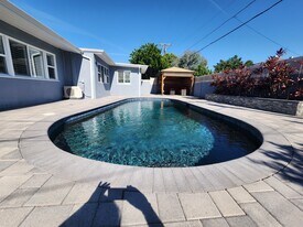 17200 Willard St in Van Nuys, CA - Building Photo