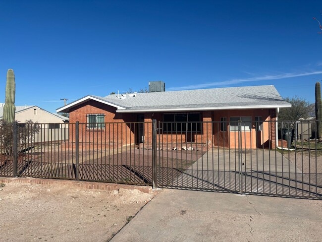 property at 615 E Lester St