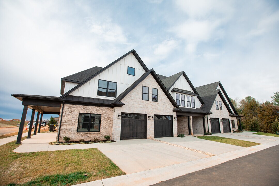 1032 S Westyn Loop in Forest, VA - Foto de edificio