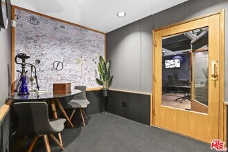 5940 Manola Way in Los Angeles, CA - Foto de edificio - Building Photo