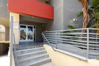 13712 Valleyheart Dr in Sherman Oaks, CA - Foto de edificio - Building Photo