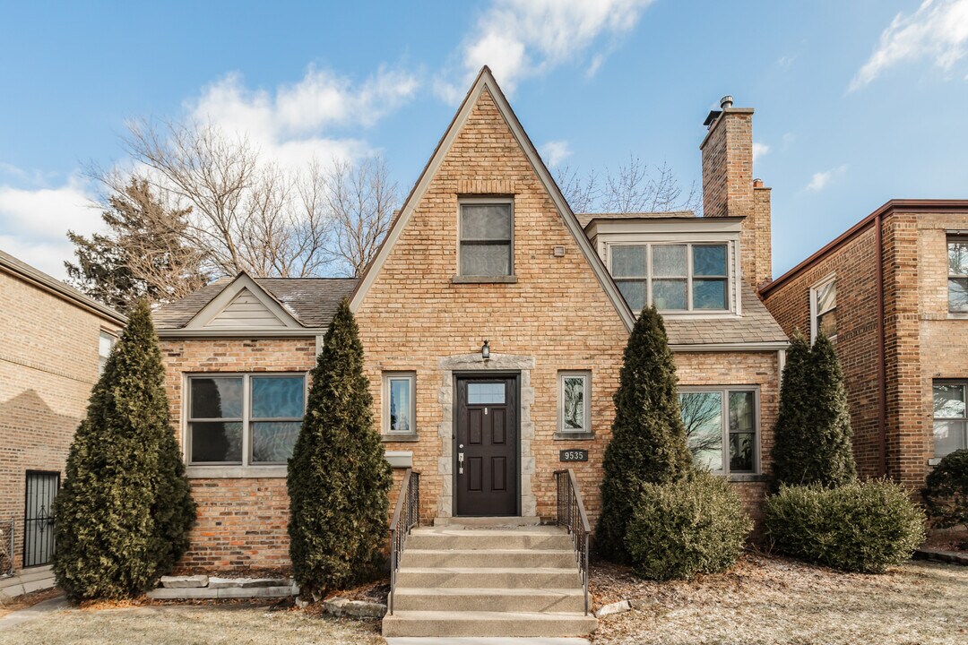 9535 S Fairfield Ave in Evergreen Park, IL - Building Photo
