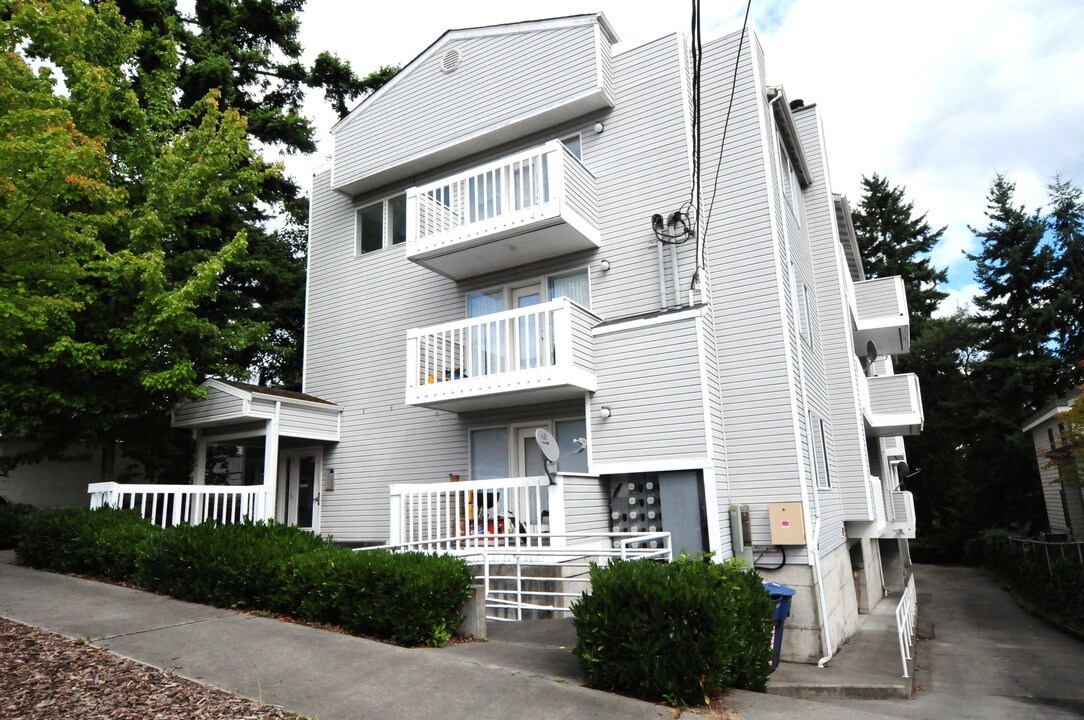 13744 Midvale Ave N in Seattle, WA - Building Photo